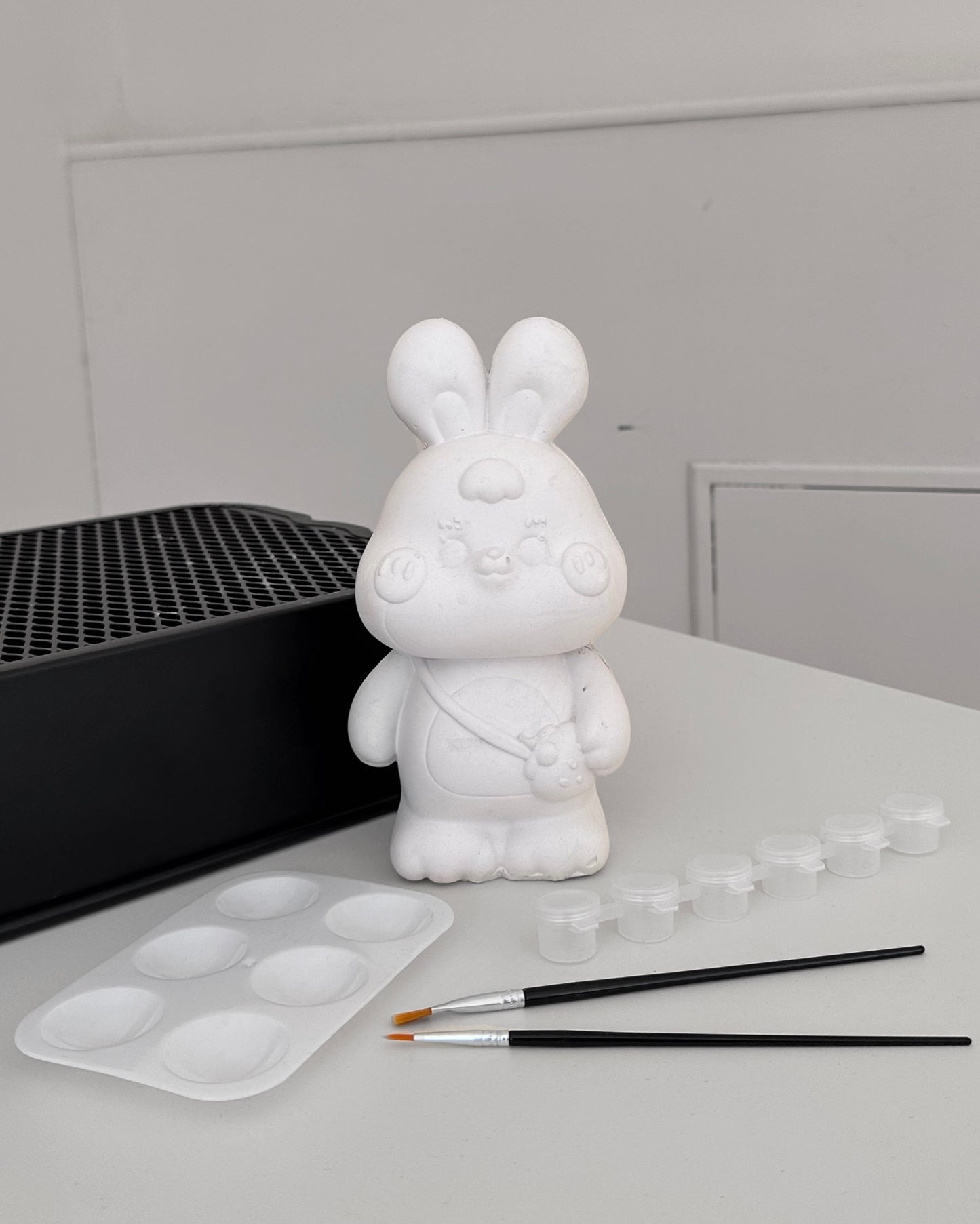 Hasen Figur mit Erdbeertasche