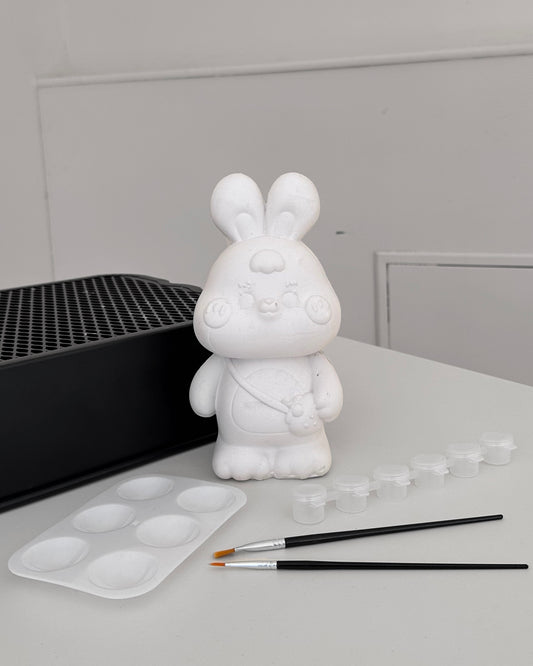 Hasen Figur mit Erdbeertasche